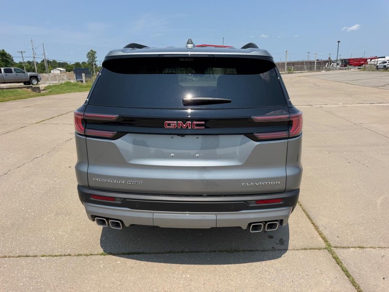 GMC Acadia Vehicle Full-screen Gallery Image 4