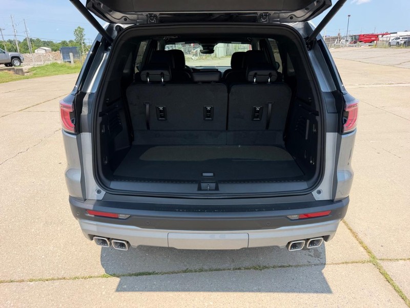 GMC Acadia Vehicle Full-screen Gallery Image 5