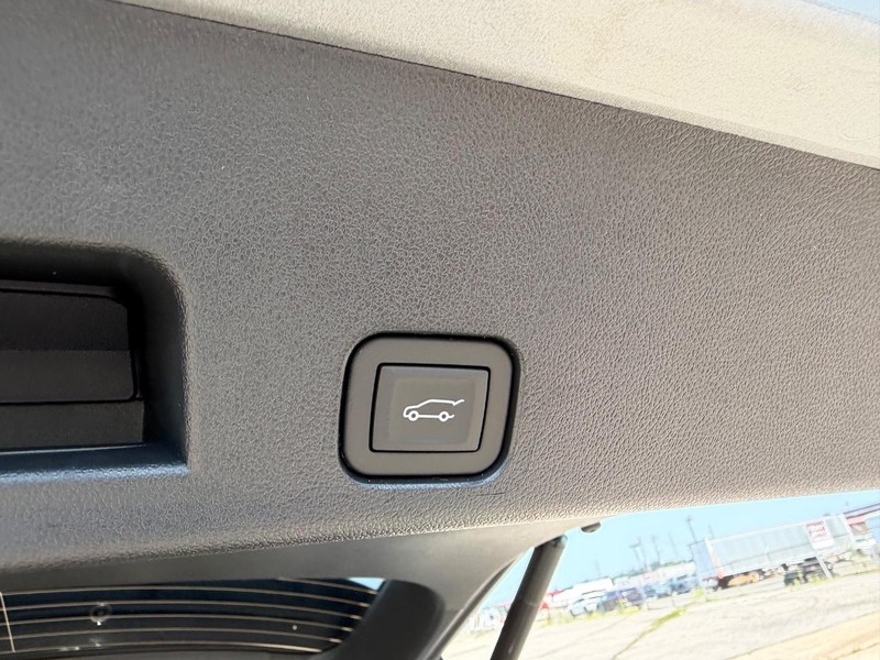 GMC Acadia Vehicle Full-screen Gallery Image 6