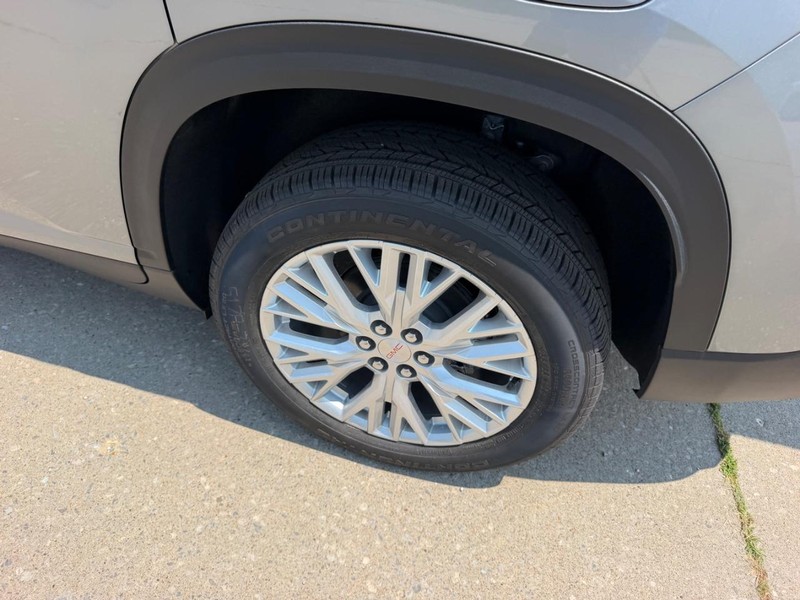 GMC Acadia Vehicle Full-screen Gallery Image 7