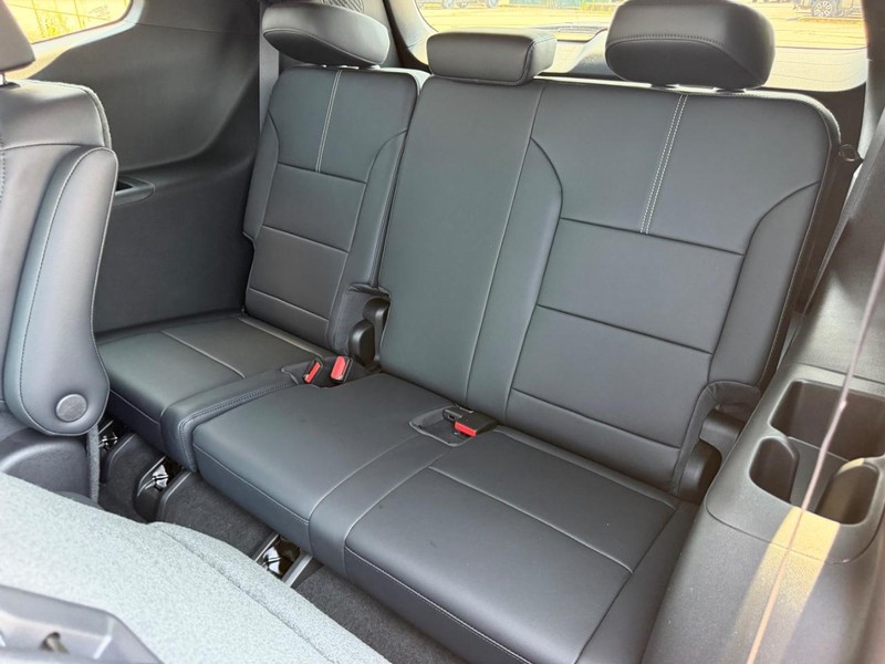 GMC Acadia Vehicle Full-screen Gallery Image 8
