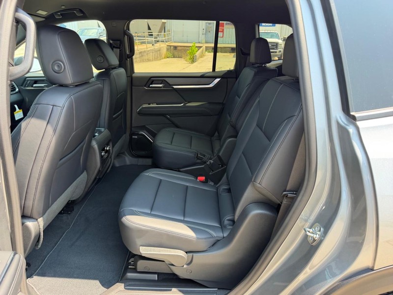 GMC Acadia Vehicle Full-screen Gallery Image 9