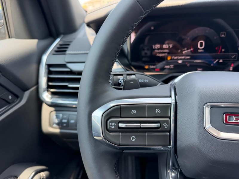 GMC Acadia Vehicle Full-screen Gallery Image 13