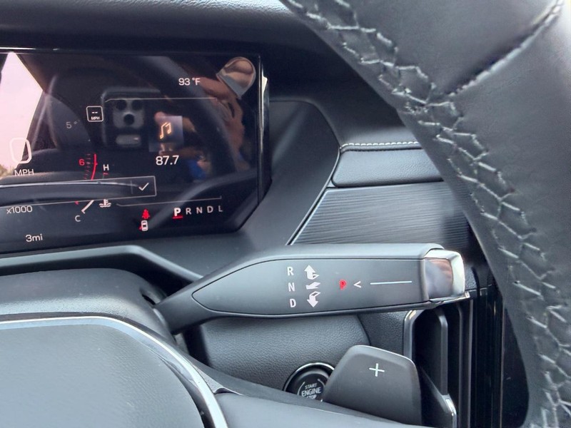 GMC Acadia Vehicle Full-screen Gallery Image 15