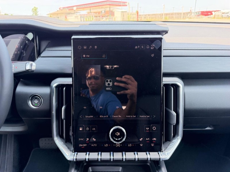 GMC Acadia Vehicle Full-screen Gallery Image 16