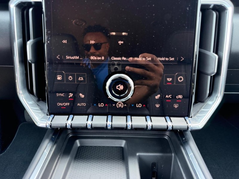 GMC Acadia Vehicle Full-screen Gallery Image 17