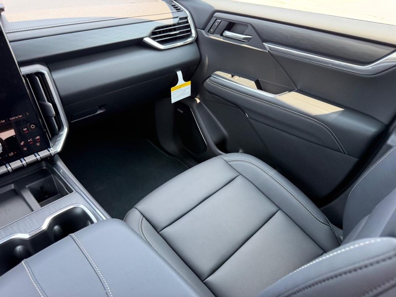 GMC Acadia Vehicle Full-screen Gallery Image 18
