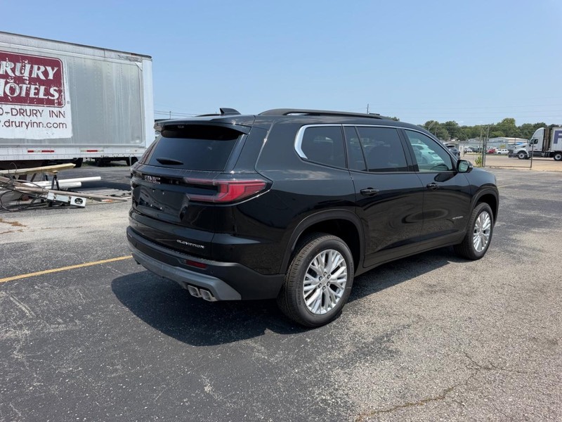 GMC Acadia Vehicle Full-screen Gallery Image 3