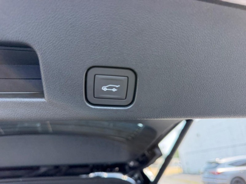 GMC Acadia Vehicle Full-screen Gallery Image 6