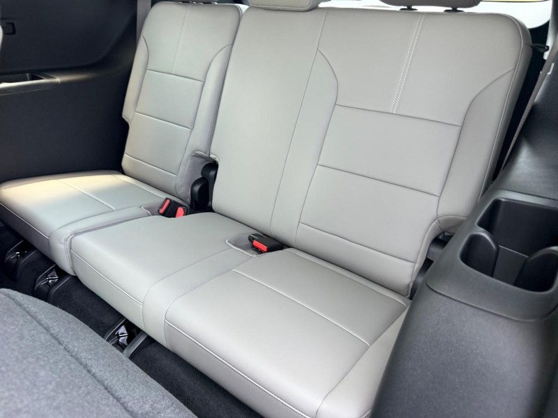 GMC Acadia Vehicle Full-screen Gallery Image 8