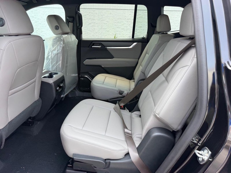 GMC Acadia Vehicle Full-screen Gallery Image 9