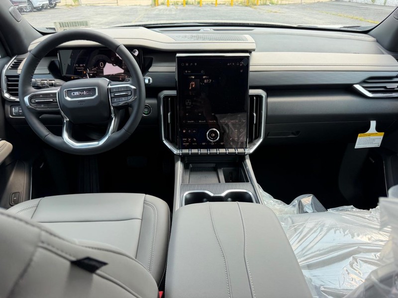 GMC Acadia Vehicle Full-screen Gallery Image 11