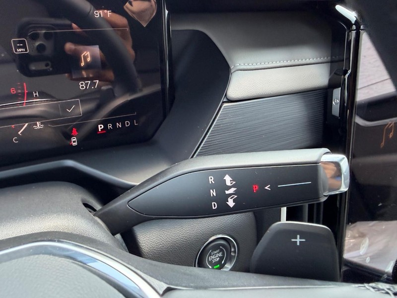 GMC Acadia Vehicle Full-screen Gallery Image 15