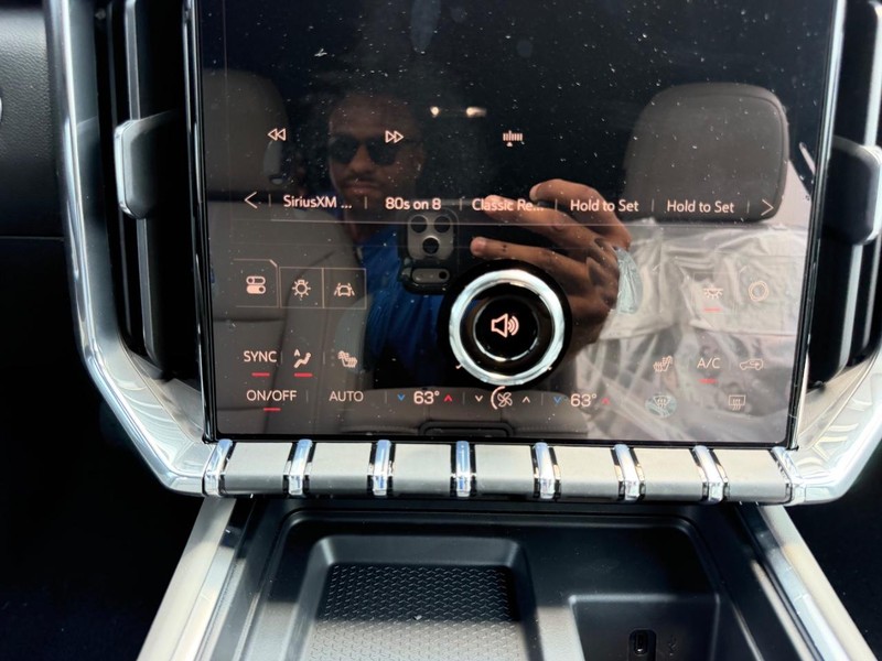 GMC Acadia Vehicle Full-screen Gallery Image 17