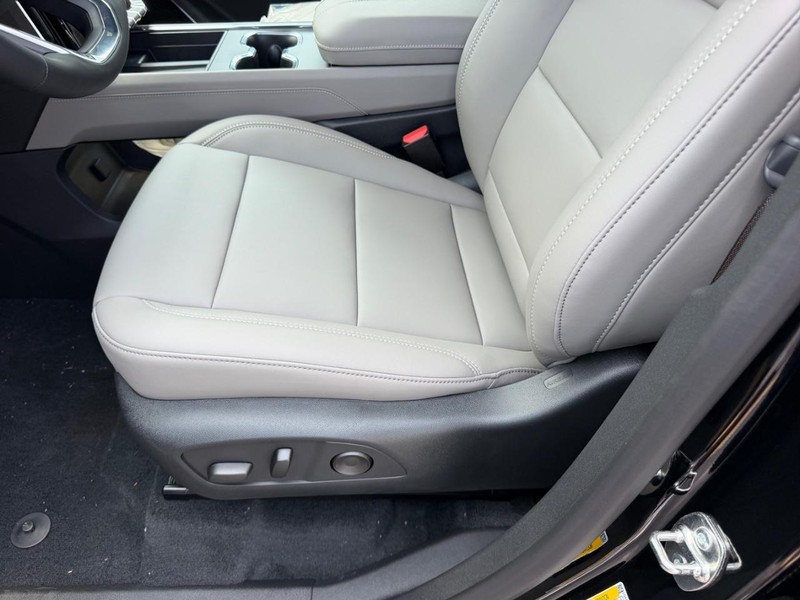 GMC Acadia Vehicle Full-screen Gallery Image 20