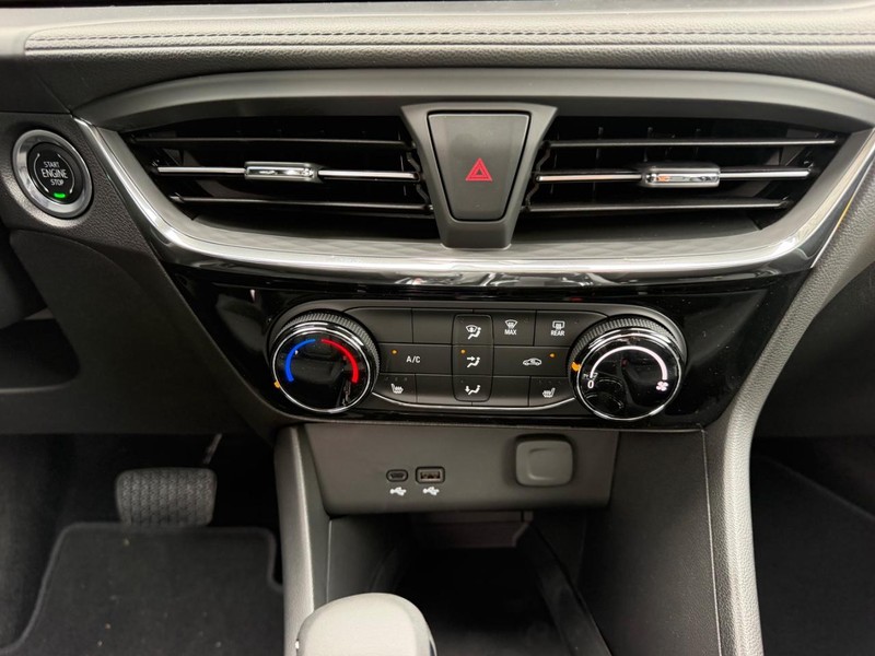 Buick Encore GX Vehicle Full-screen Gallery Image 13