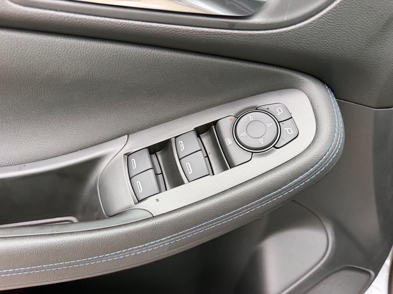 Buick Encore GX Vehicle Full-screen Gallery Image 16
