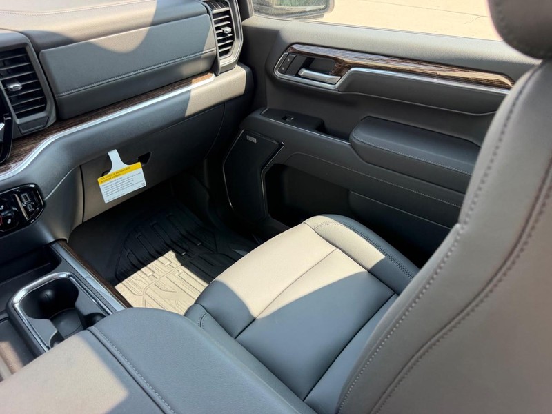 GMC Sierra 1500 Vehicle Full-screen Gallery Image 16