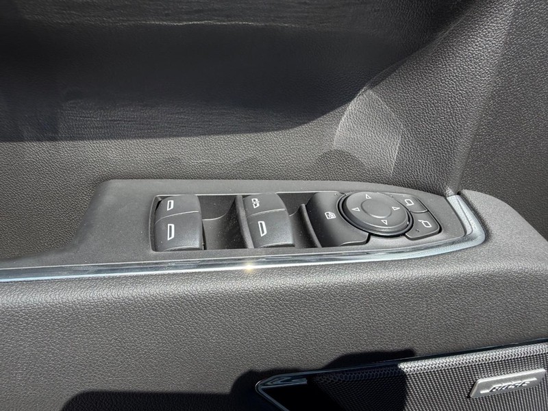 GMC Sierra 1500 Vehicle Full-screen Gallery Image 17