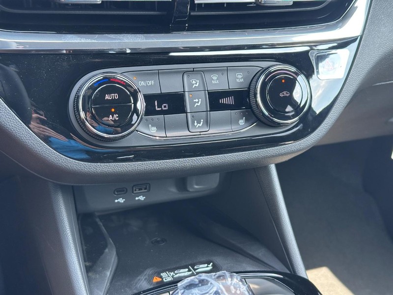 Buick Envista Vehicle Full-screen Gallery Image 13