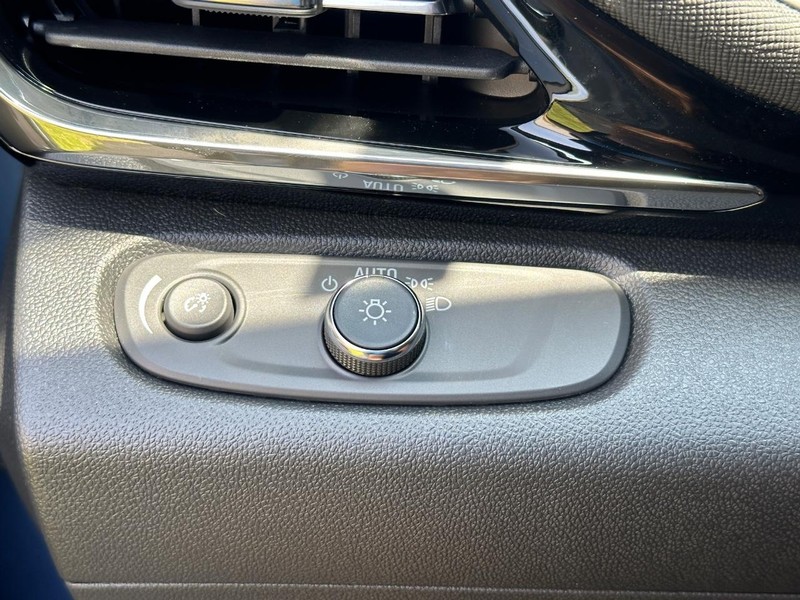 Buick Envista Vehicle Full-screen Gallery Image 16