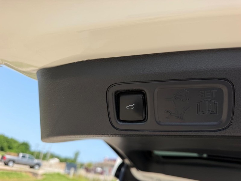 Ford Expedition Max Vehicle Full-screen Gallery Image 6