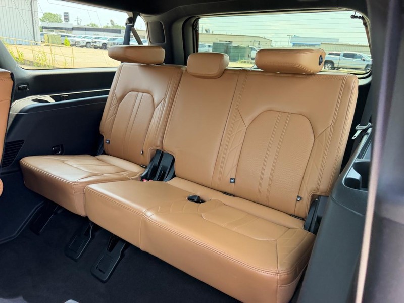 Ford Expedition Max Vehicle Full-screen Gallery Image 8