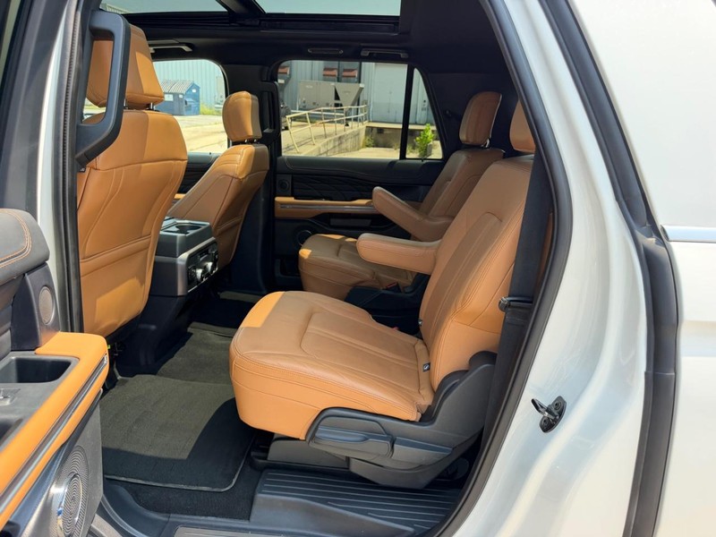 Ford Expedition Max Vehicle Full-screen Gallery Image 9