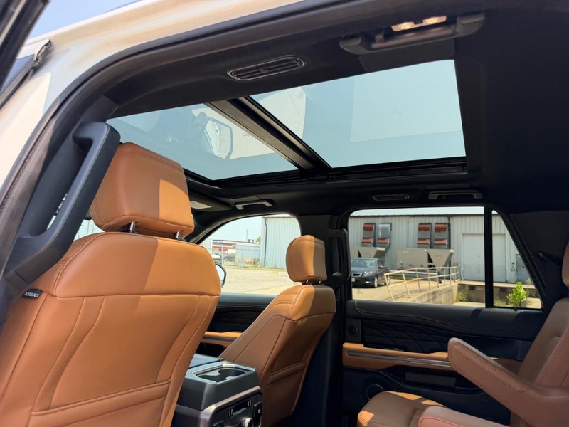Ford Expedition Max Vehicle Full-screen Gallery Image 10