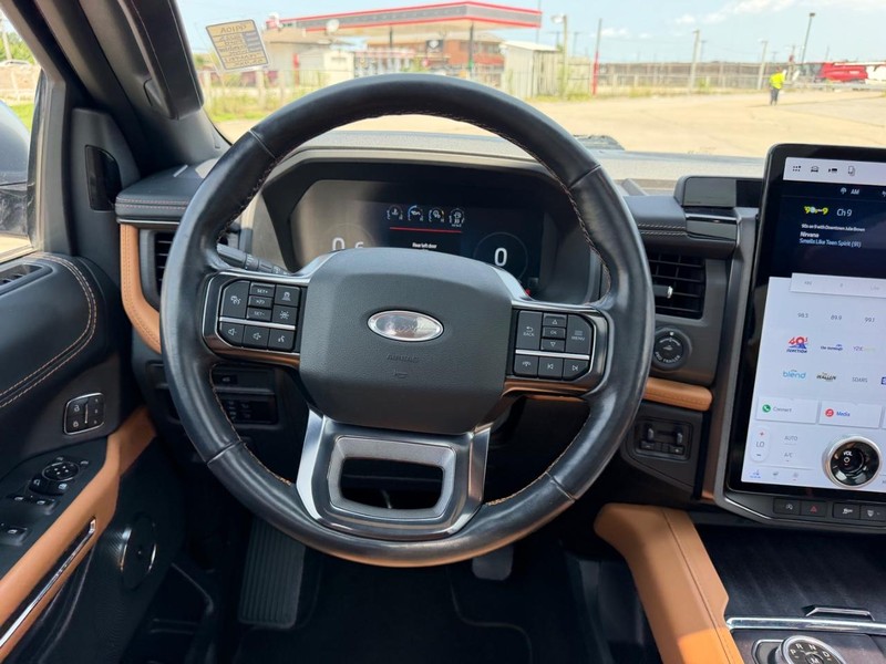 Ford Expedition Max Vehicle Full-screen Gallery Image 13