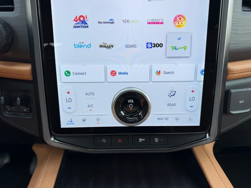 Ford Expedition Max Vehicle Full-screen Gallery Image 17