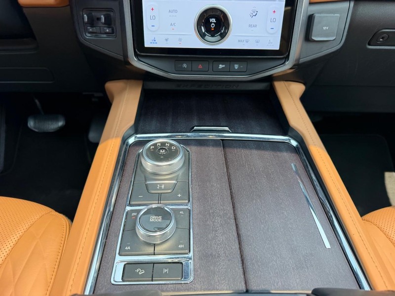 Ford Expedition Max Vehicle Full-screen Gallery Image 18