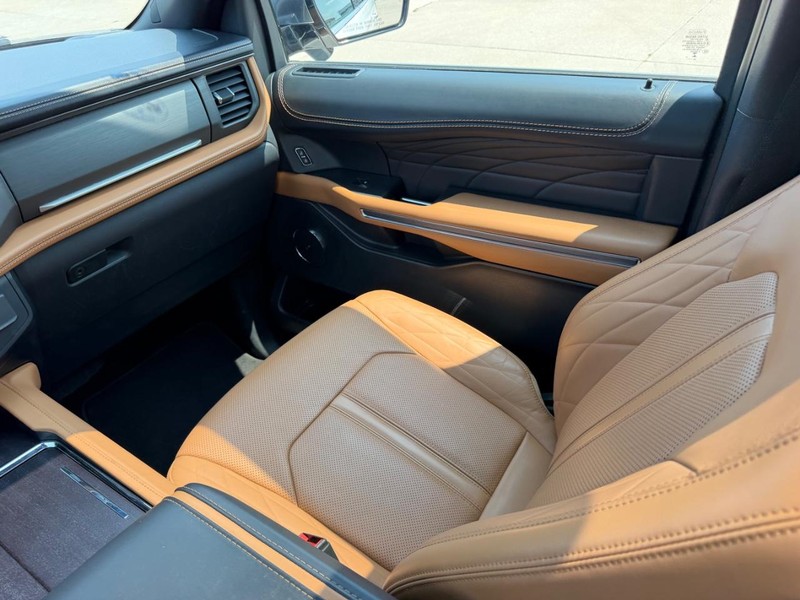 Ford Expedition Max Vehicle Full-screen Gallery Image 19