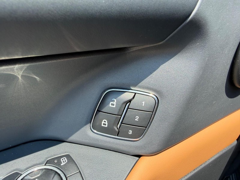 Ford Expedition Max Vehicle Full-screen Gallery Image 21