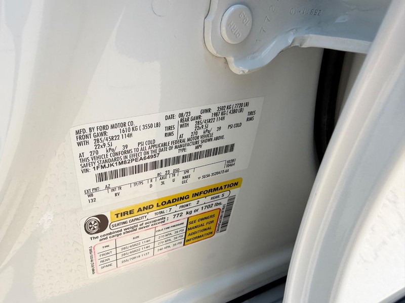 Ford Expedition Max Vehicle Full-screen Gallery Image 25