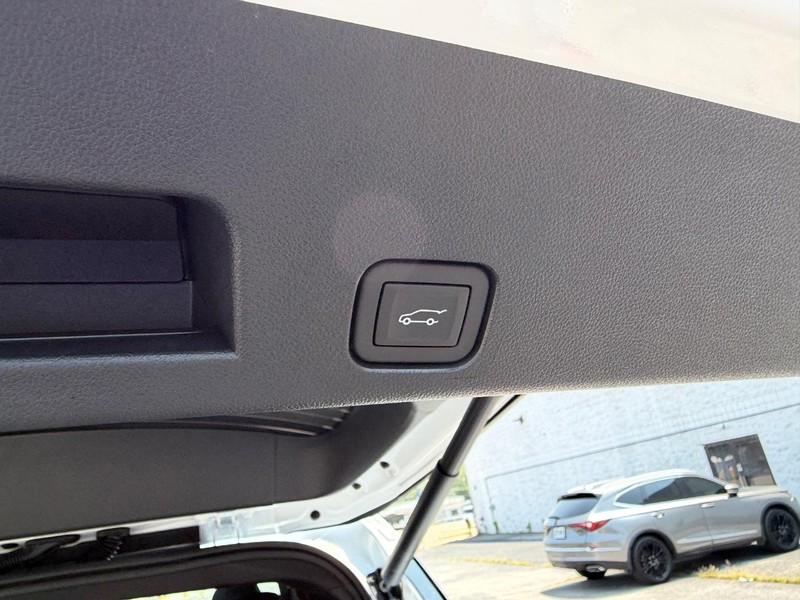 Buick Enclave Vehicle Full-screen Gallery Image 6