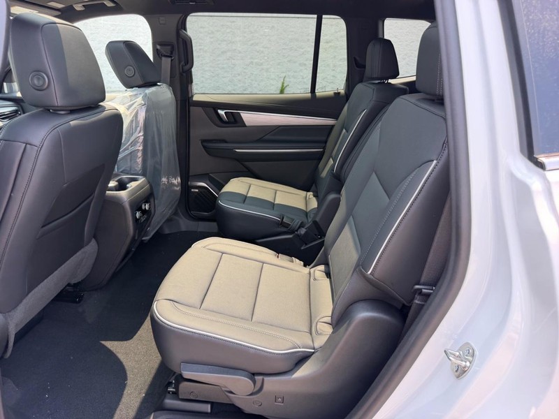 Buick Enclave Vehicle Full-screen Gallery Image 9