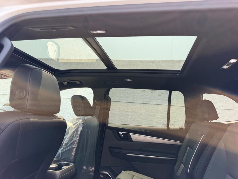 Buick Enclave Vehicle Full-screen Gallery Image 10