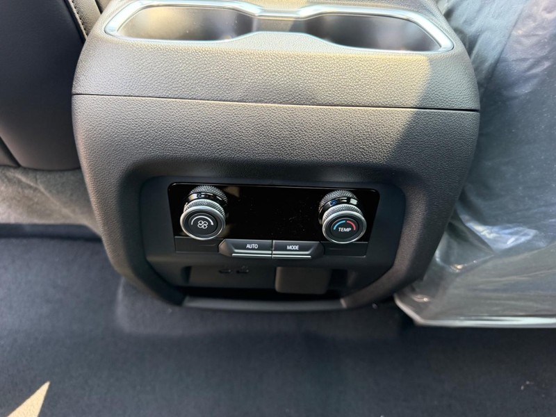 Buick Enclave Vehicle Full-screen Gallery Image 11