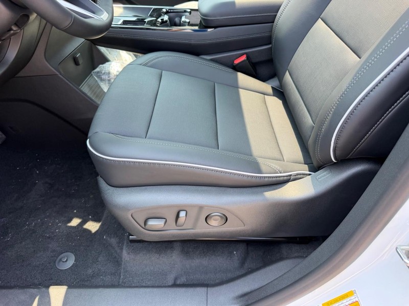 Buick Enclave Vehicle Full-screen Gallery Image 21
