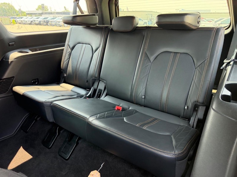 Ford Expedition Max Vehicle Full-screen Gallery Image 08