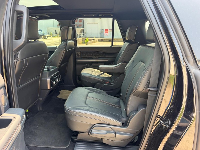 Ford Expedition Max Vehicle Full-screen Gallery Image 09