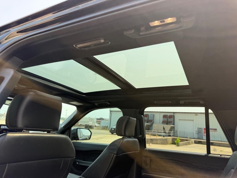 Ford Expedition Max Vehicle Full-screen Gallery Image 10