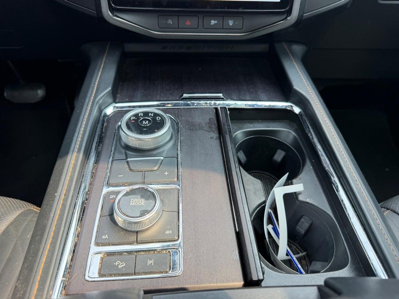 Ford Expedition Max Vehicle Full-screen Gallery Image 18