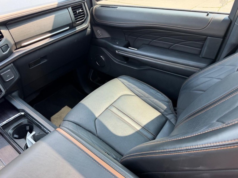 Ford Expedition Max Vehicle Full-screen Gallery Image 19
