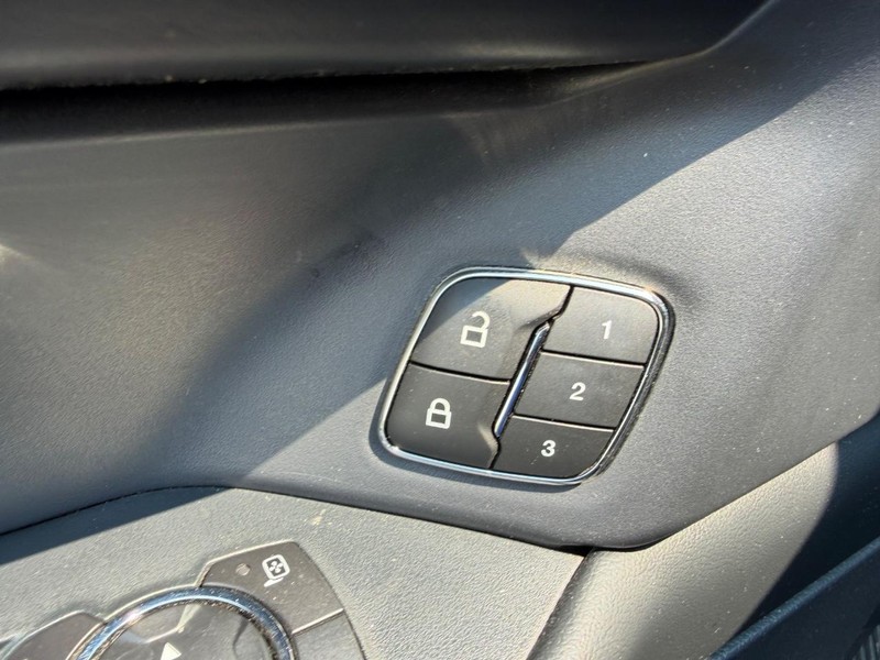 Ford Expedition Max Vehicle Full-screen Gallery Image 21