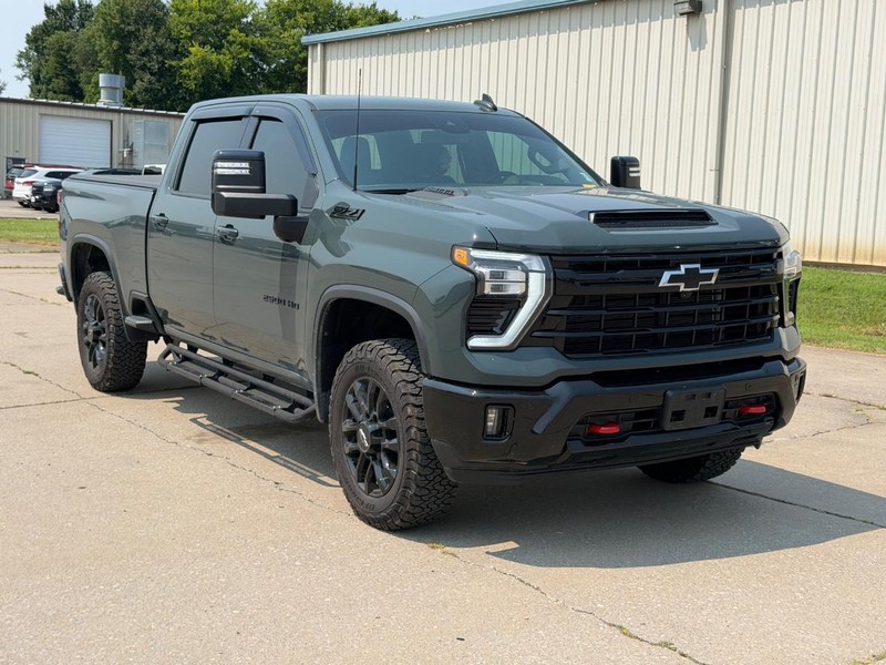 Chevrolet Silverado 2500HD Vehicle Full-screen Gallery Image 01