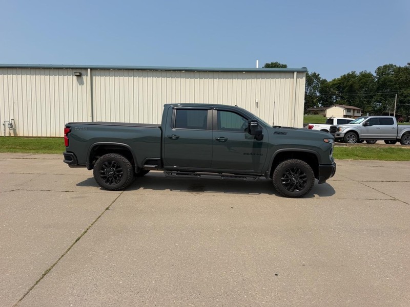 Chevrolet Silverado 2500HD Vehicle Full-screen Gallery Image 02