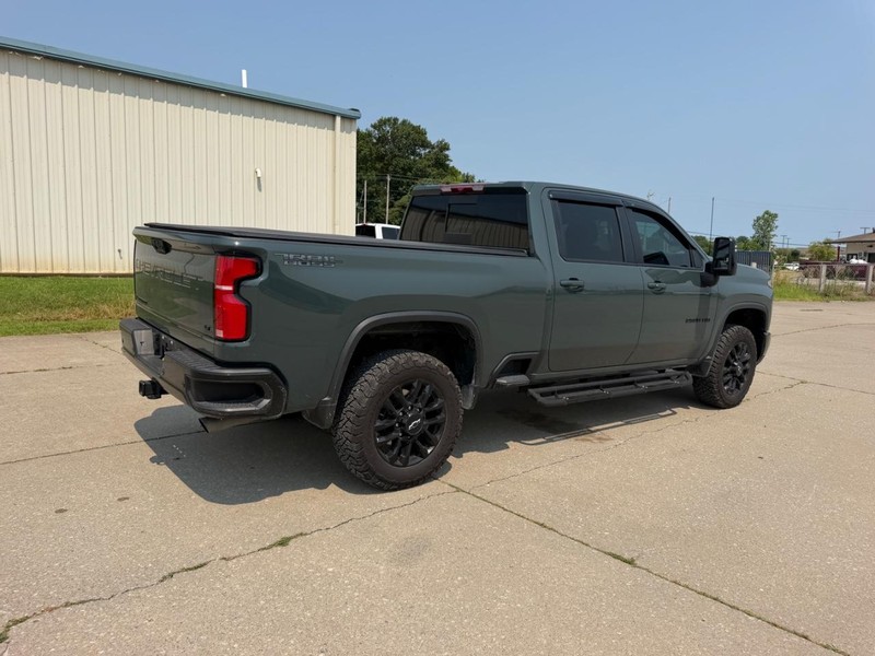 Chevrolet Silverado 2500HD Vehicle Full-screen Gallery Image 03