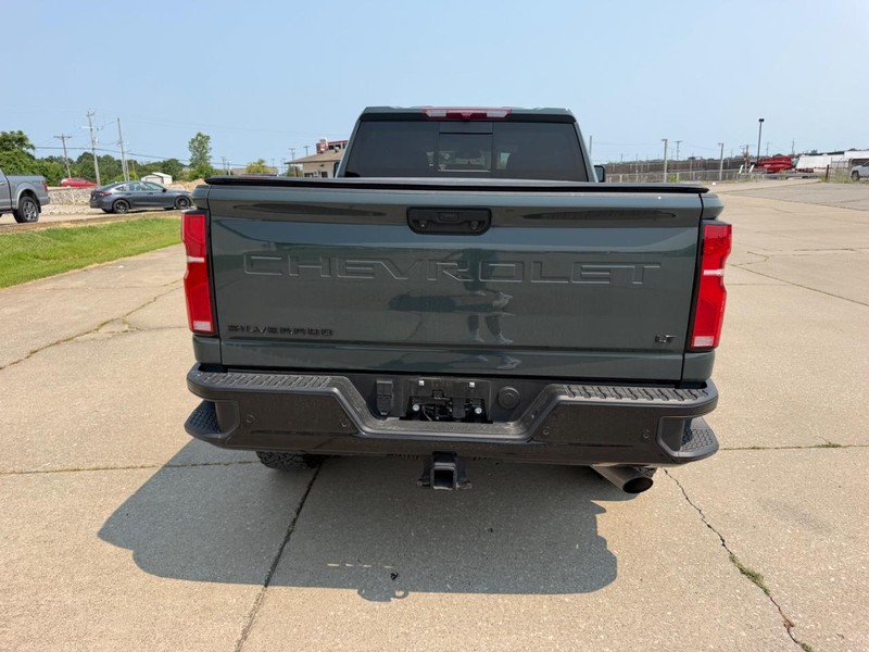 Chevrolet Silverado 2500HD Vehicle Full-screen Gallery Image 04